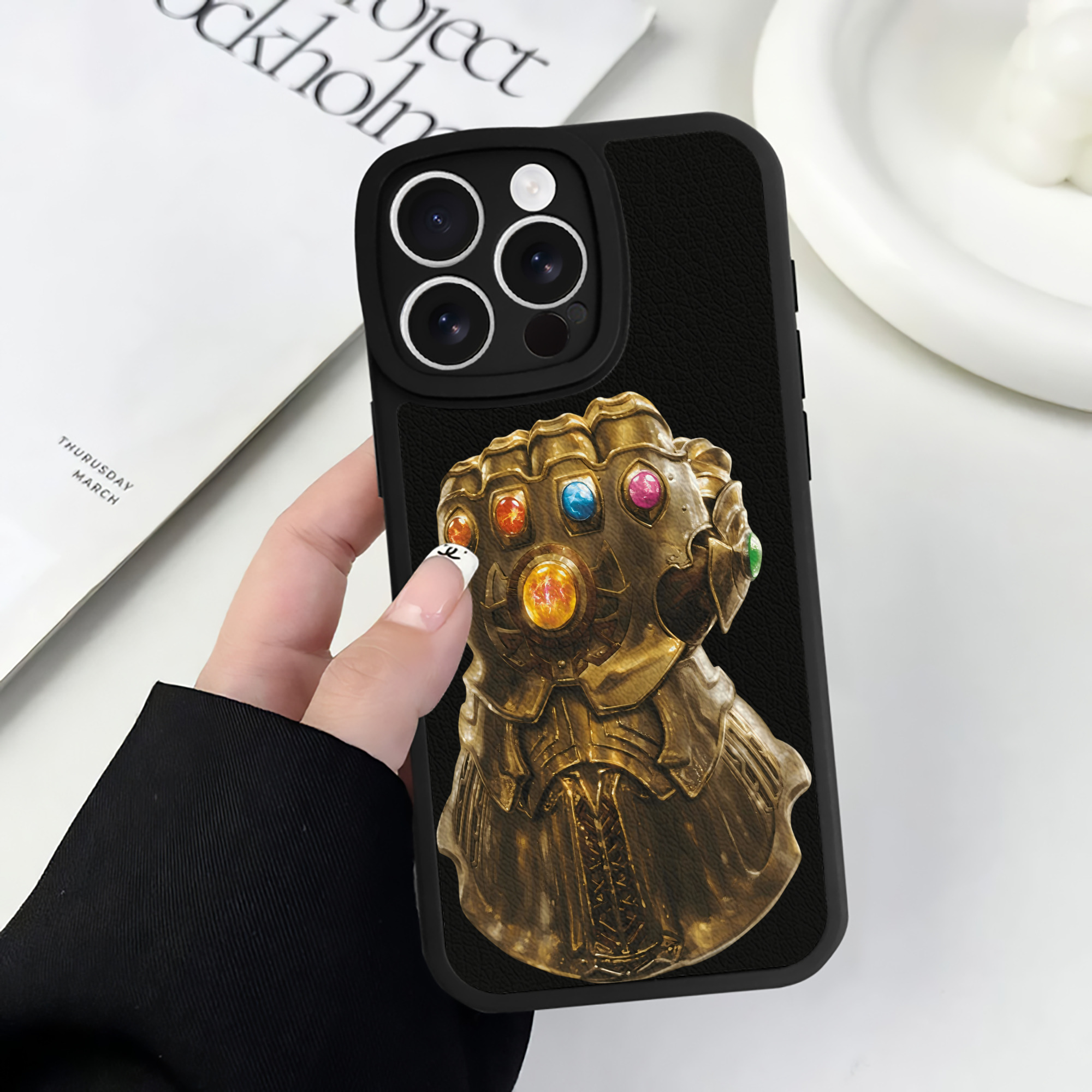 （画像用） アベンジャーズ The Avengers 【iPhone 16シリーズ対応】シリコンスマホケース（レザー調） 材質：シリコン